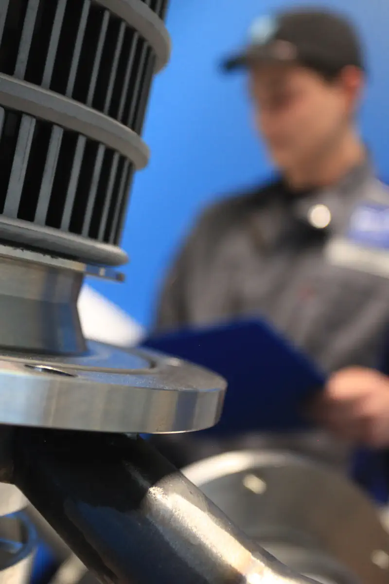 Wartungsarbeiten von Mitarbeiter der Jetmill GmbH