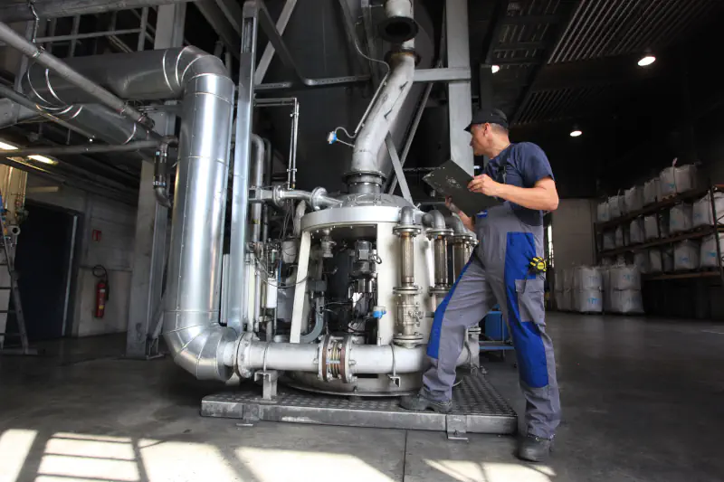 Wartung durch Mitarbeigter der PMT Jetmill GmbH